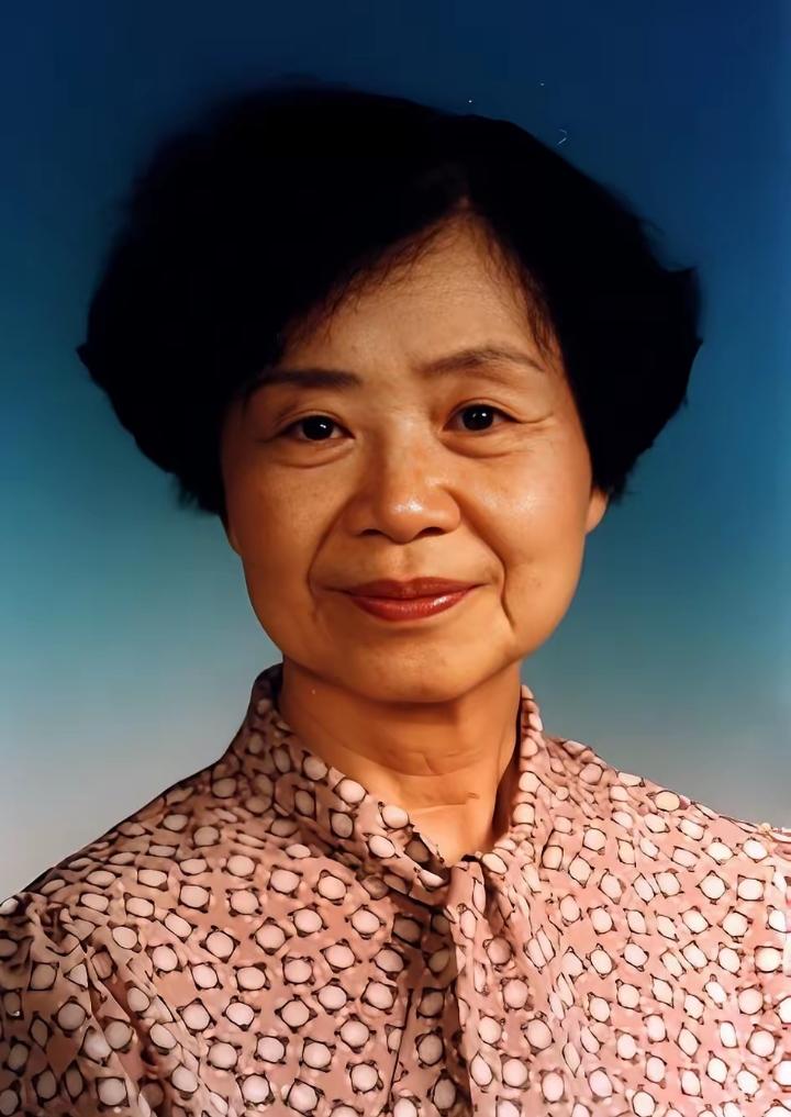 “中国著名的女物理学家，中国科学院院士，同时也是中国首位获得‘世界杰出女科学家奖