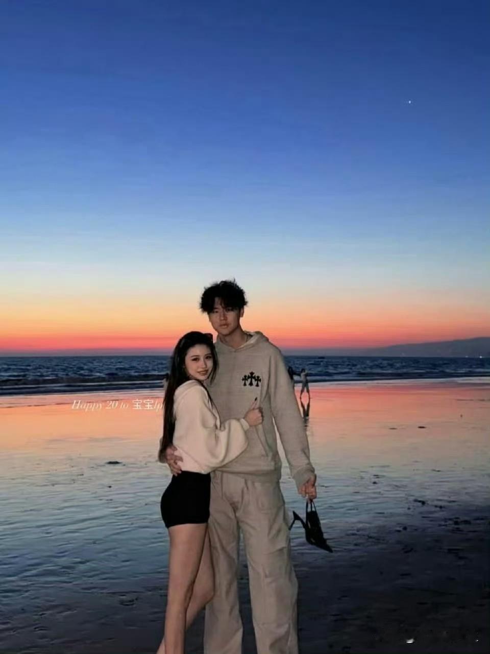 汪峰看到女儿合照后没说话。森林北刷到那条动态时也沉默了。小苹果在二十岁生