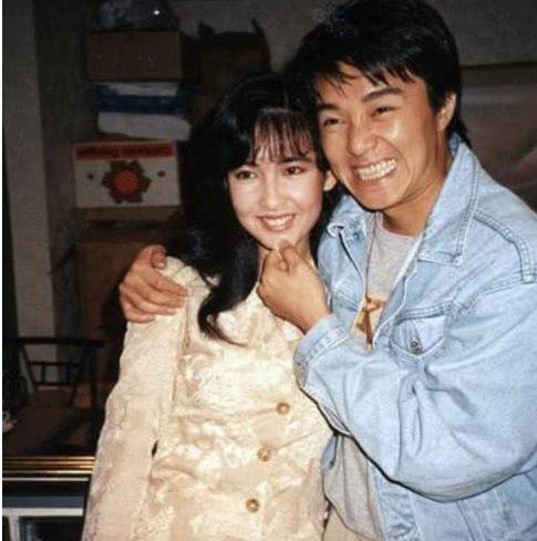 星爷表情够丰富的，和女神们合影神情各不同。不过，拍照时的他表情不是最多的。他在电