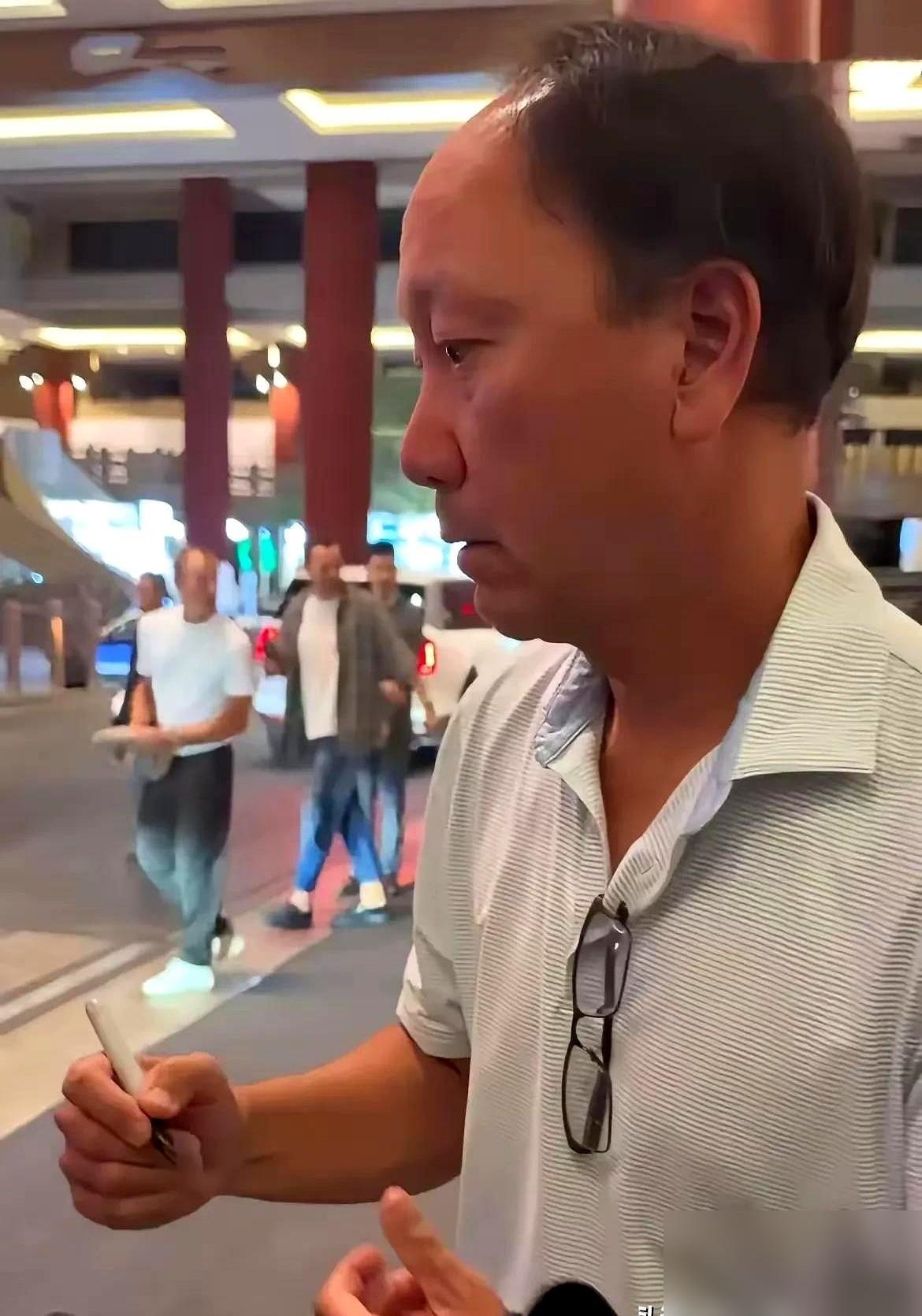 那个被几代人喊“海飞丝王子”的网坛巨星，10月13号晚上在上海被人拍到了，54岁