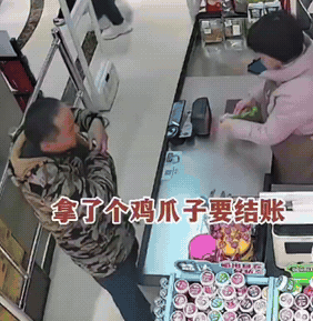 大哥真是个狠人啊！干坏事脸都不挡一下，就这么明目张胆地跑到超市里抢，好歹你也假