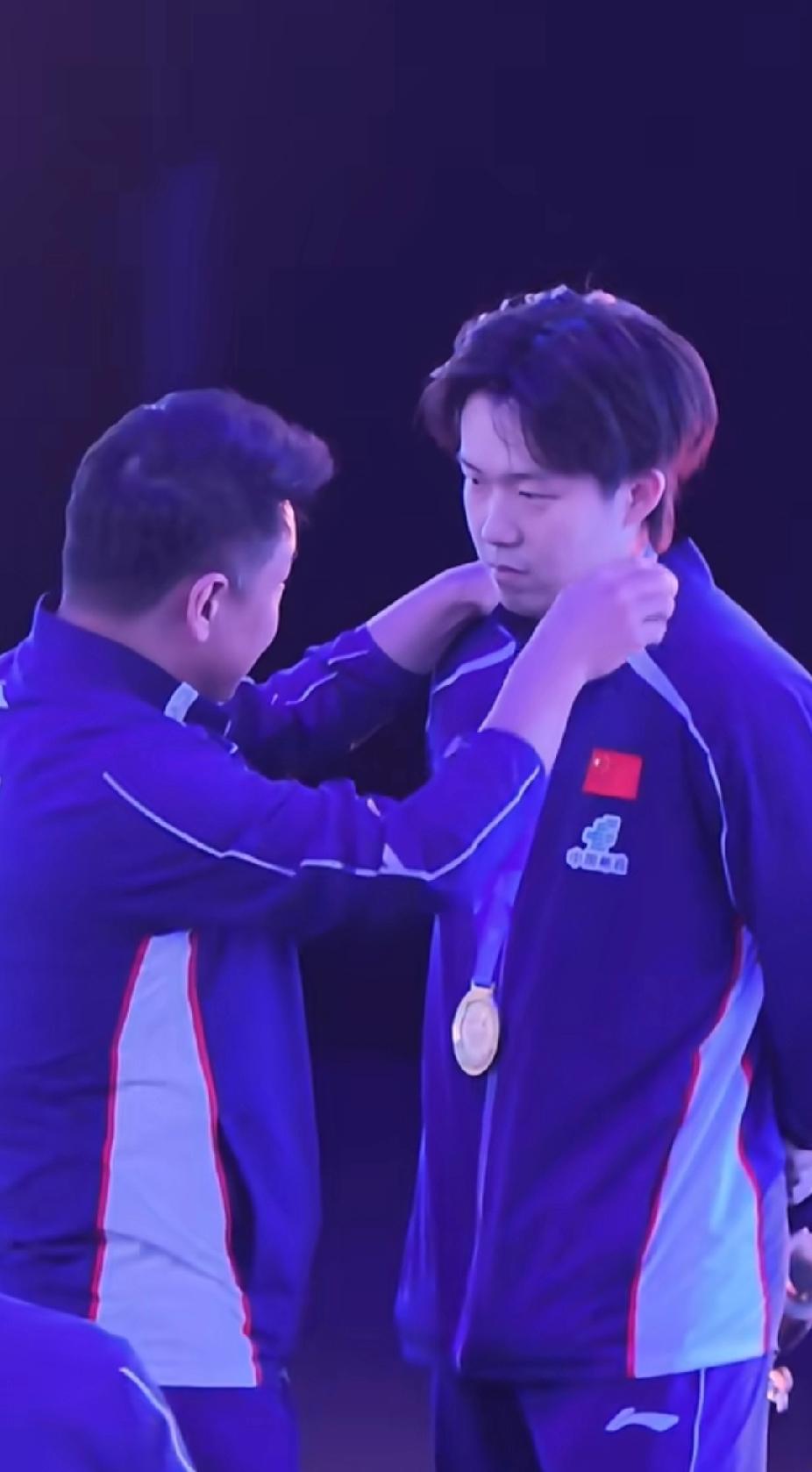 这一拍，比金牌还戳心！王皓对大头的爱藏不住了家人们！谁懂啊！看到王皓教练这