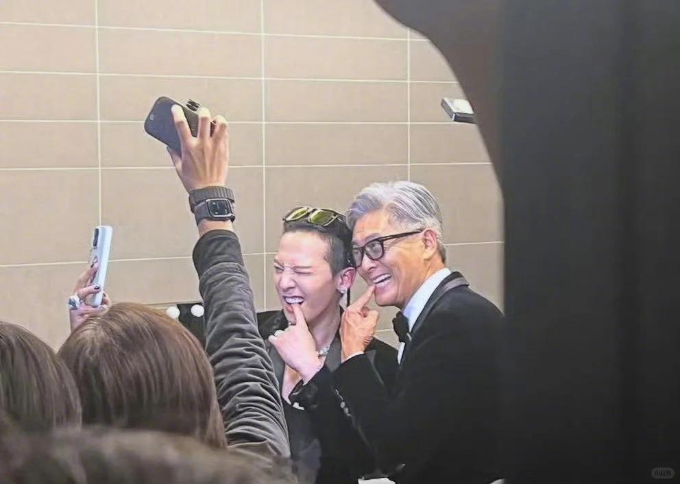 流年似水！周润发权志龙在香港mama的后台又留下了合影！周润发权志龙mama合照