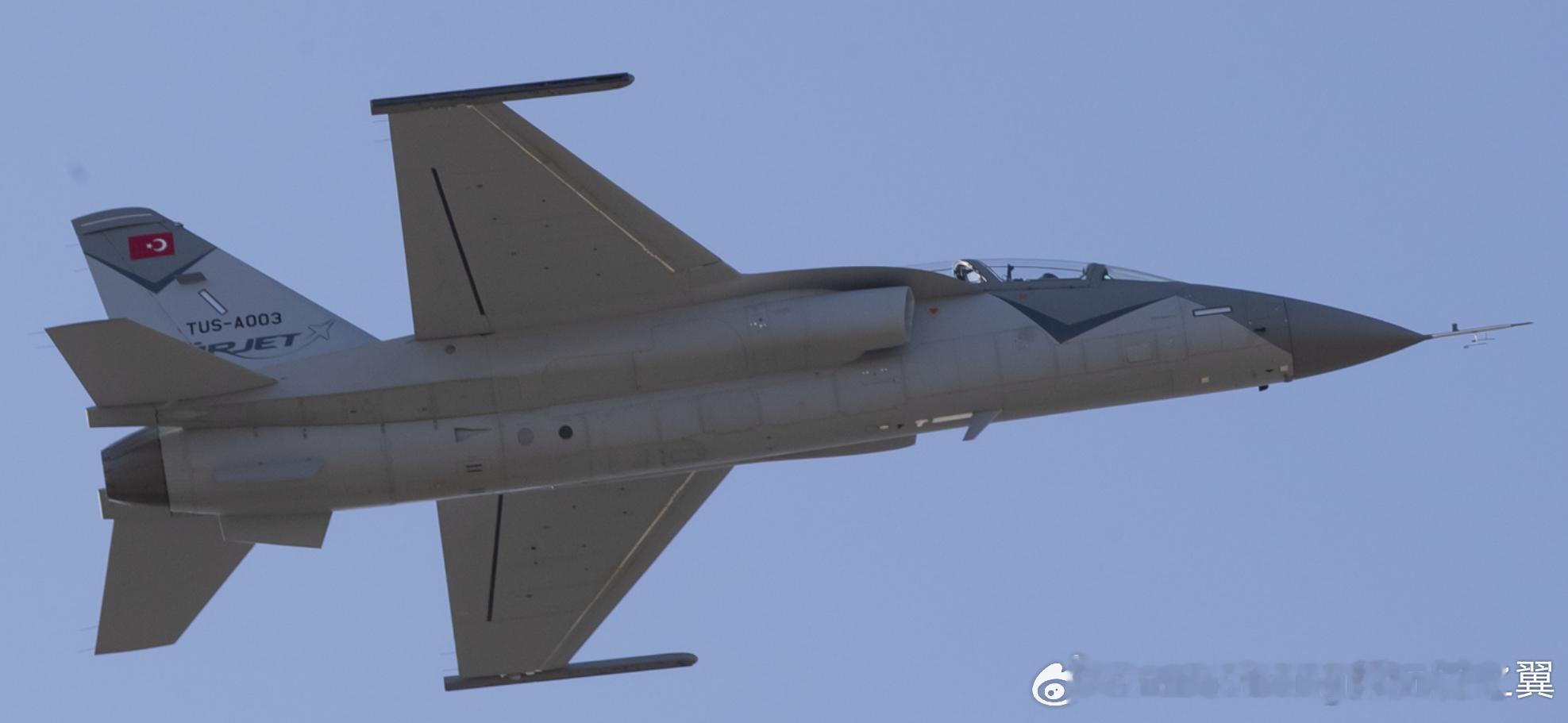 土耳其Hurjet和波音T-7A同角度对比，两者有很多相似之处，甚至连发动机都同