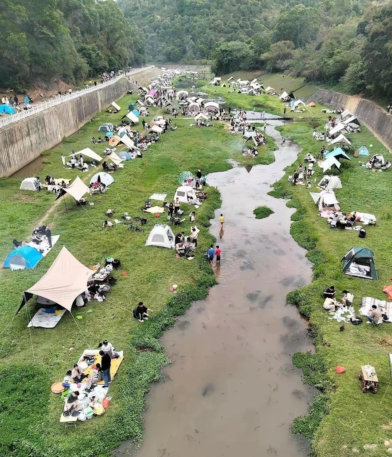 哎，真是想不通，这么一条泥水沟，一到周末边上就搭满了帐篷，是不是没地方搭帐篷了？