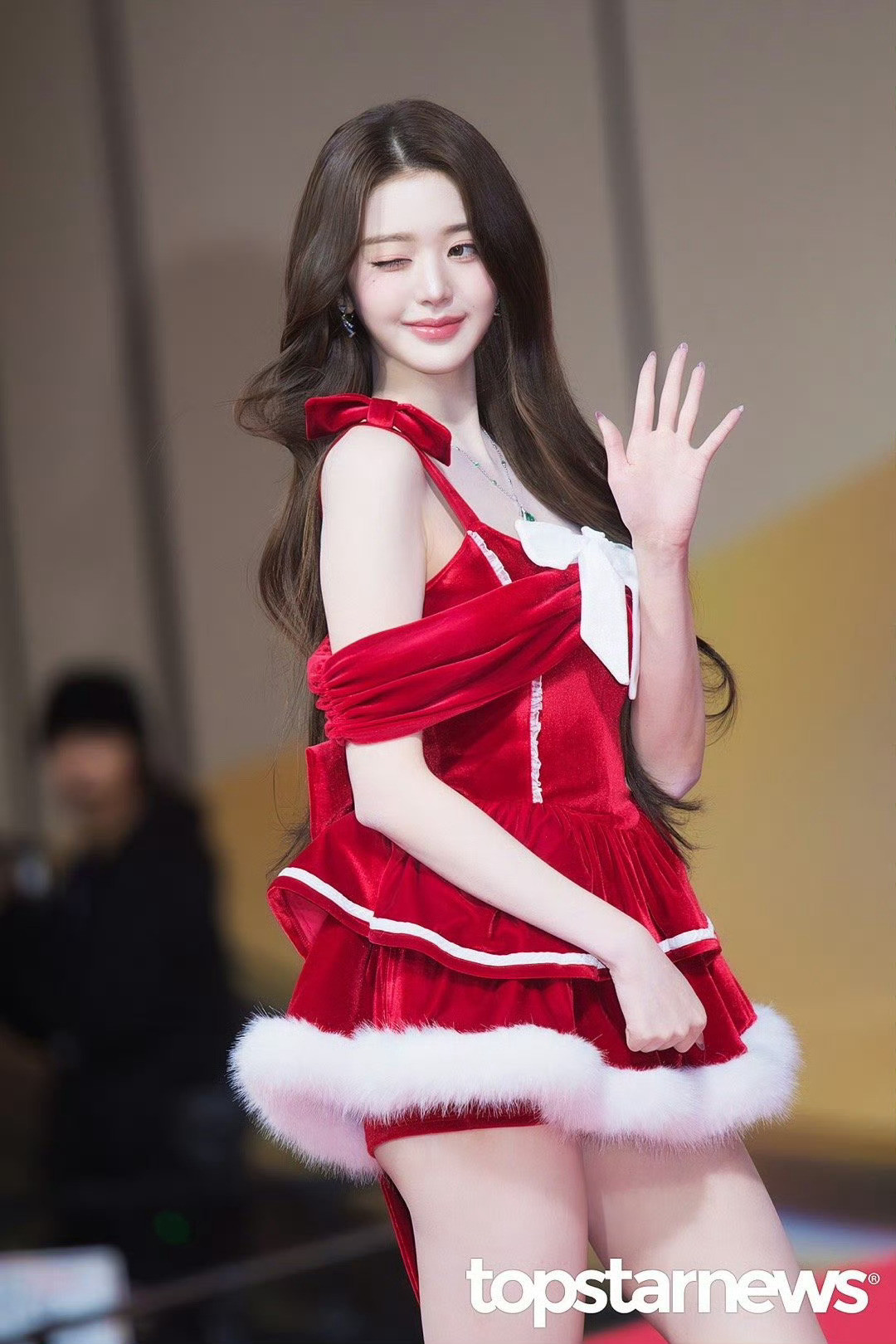 张元英x2025SBS歌谣大战造型，佩戴BVLGARI珠宝+圣诞造型