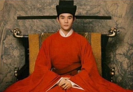 一天，宋仁宗阅奏章时，服侍了他近30年的心腹太监正在为他梳头。当心腹太监看到奏章
