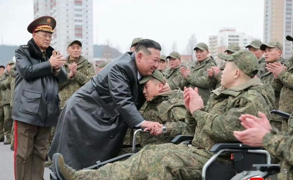 一次，元帅到医院看望伤员，元帅拥抱断腿的伤兵后说：不要紧祖国不会忘记你们的功勋，