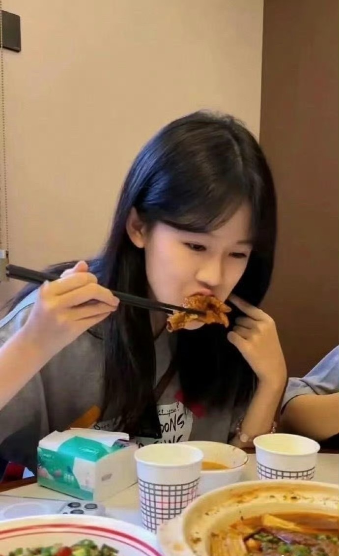 陆毅和鲍蕾也太会养了吧，贝儿真是越大越美。​​​​
