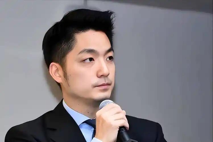 "你连自己是中国人的身份都不承认，有什么资格牵头把两蒋灵柩迁回大陆？"记者当初