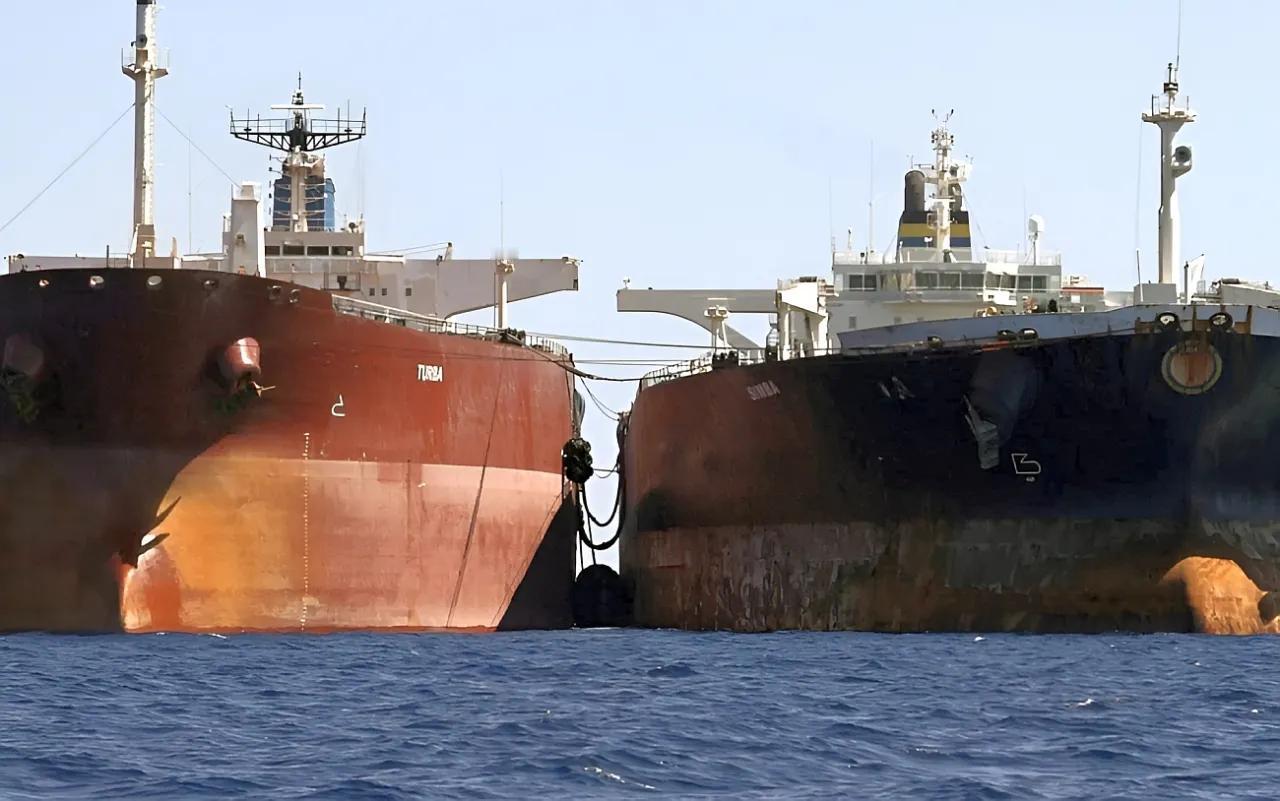 美国封锁海峡第一天就翻车了！ 4月14日，路透社传来最新消息，就在特朗普高调