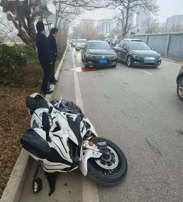 “到底有没有炸街”？贵阳，一名19岁男生凌晨骑着摩托车出门准备宵夜，谁知路边突然