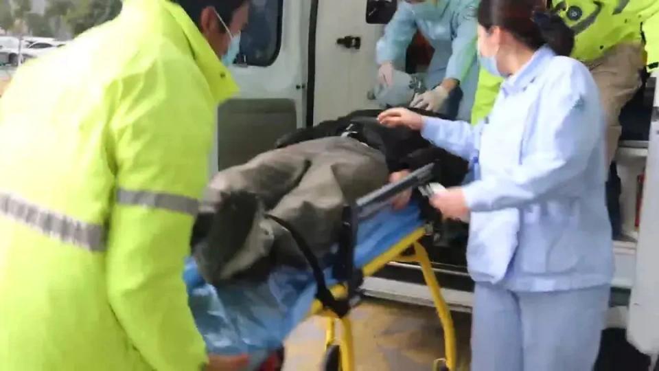 乐极生悲了！牌桌上正热闹着，“自摸！清一色！”一位52岁的老哥兴奋地推倒手里的牌