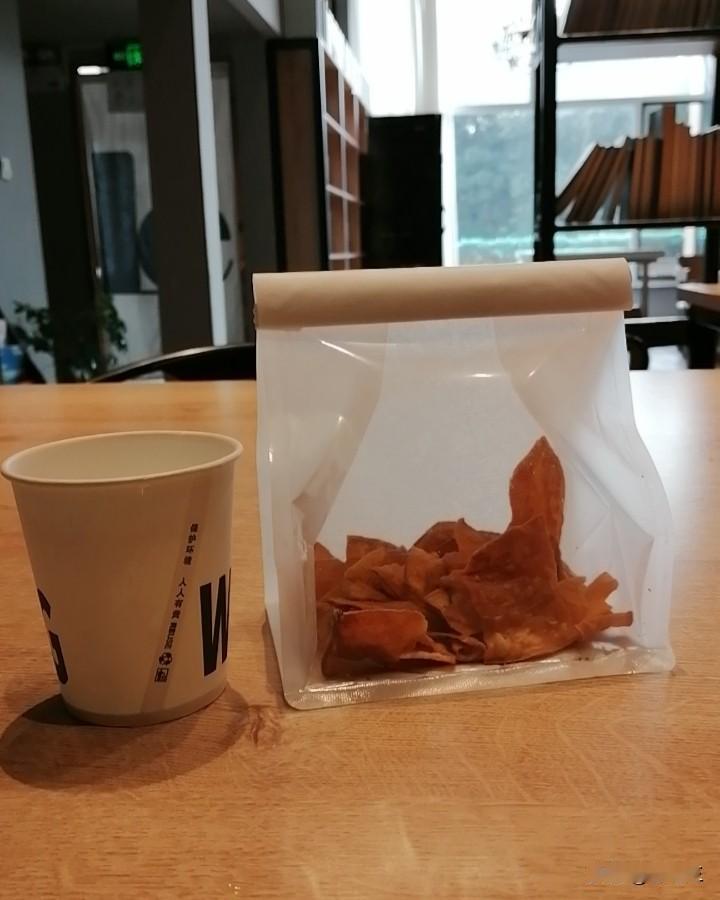 正在路上走着，手机有提示，是退休金到账了。我挺高兴，查看了一下，1564.4