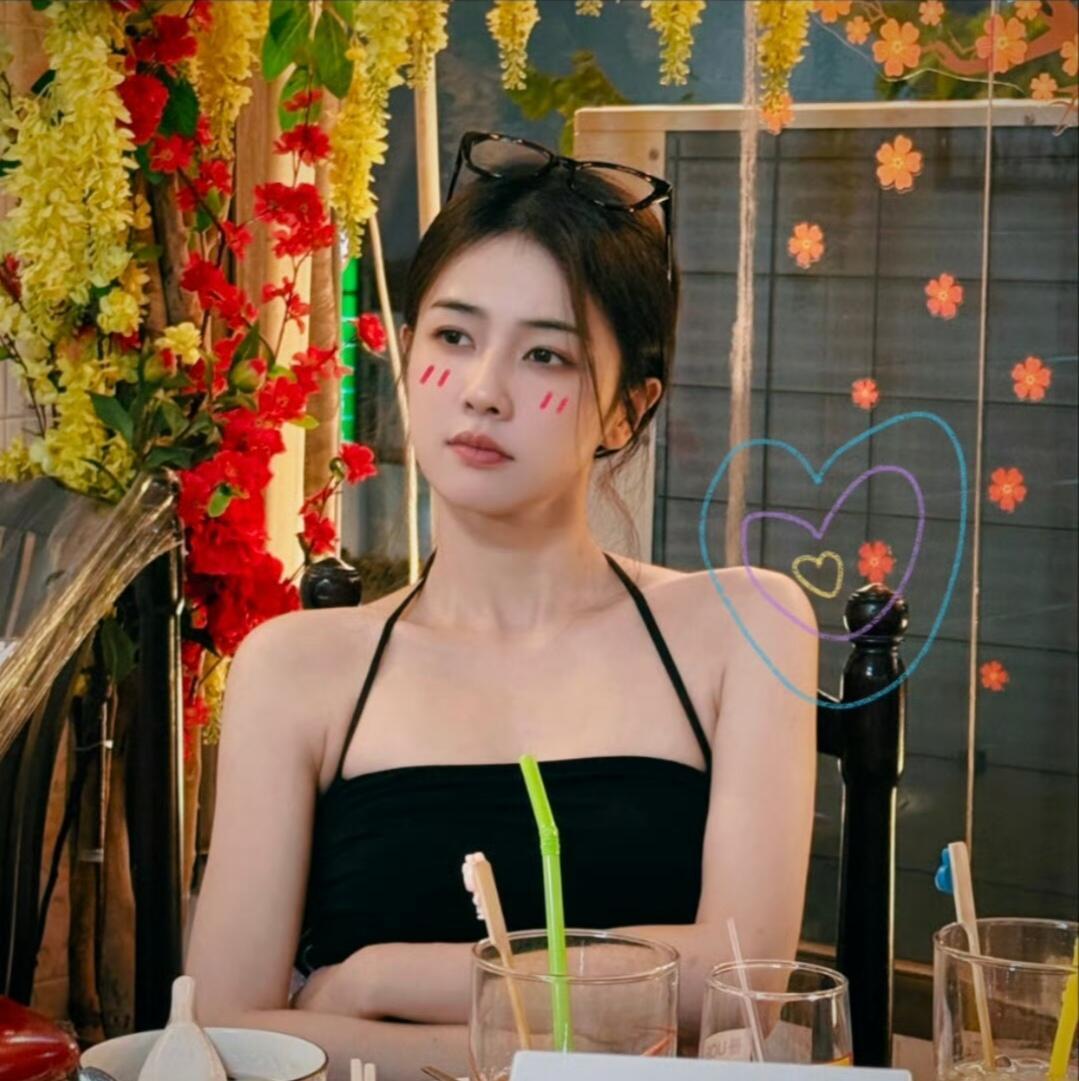 白鹿路人视角下像个洋娃娃路人拍白鹿好清晰的美貌见过太多精修图里的“完美”，反而