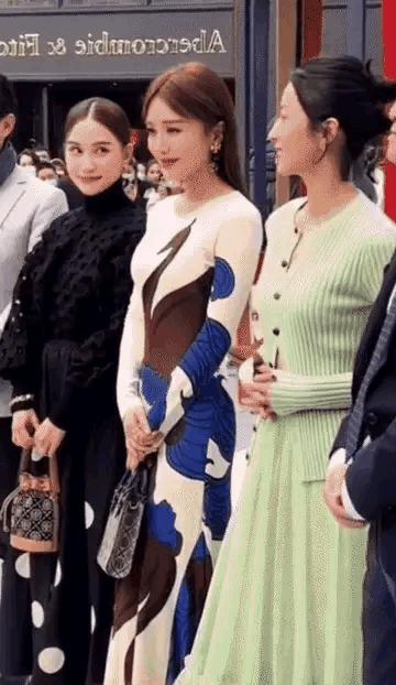 秦岚智商、情商挺高的，在公开场合怎么会犯这么低级的错误。画面中，三人同框拍照，