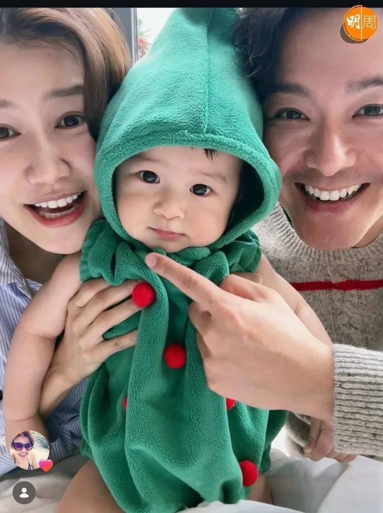 “萧哈哈”变装圣诞树黄翠如萧正楠开心过圣诞又到圣诞，今年三月诞下儿子萧哈哈的黄