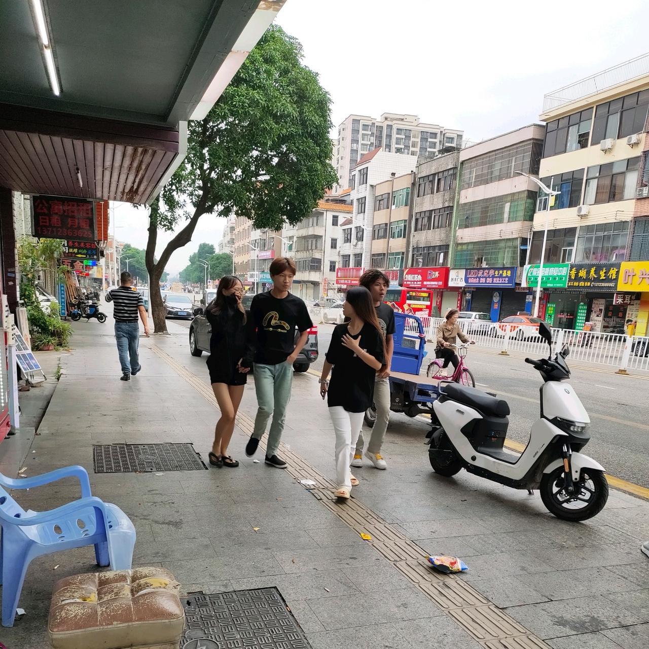 老哥们为啥精神小伙从来不缺女人咱就是说，真服了那些精神小伙的buff：黄毛晃