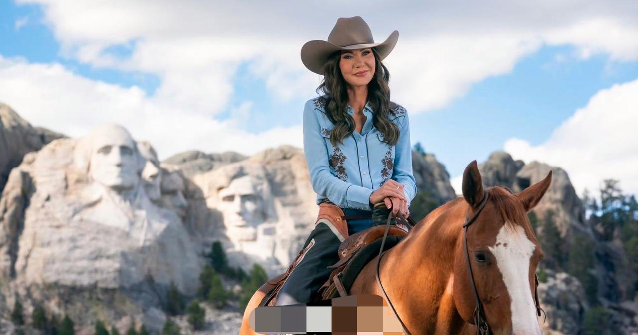 作为驱逐非法移民的急先锋，美国国土安全部长诺姆被解雇了，理由是一笔1.43亿美金