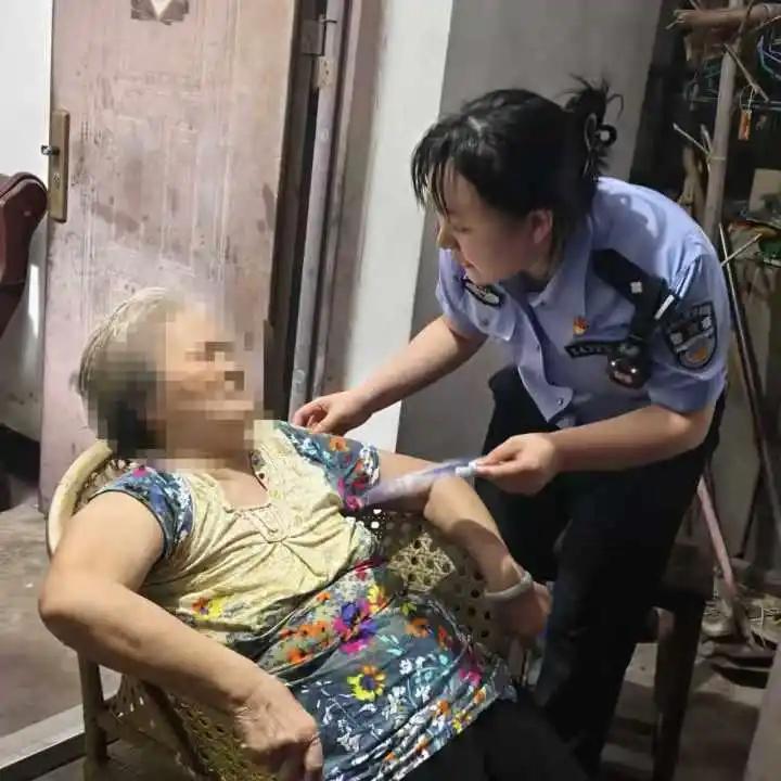 浴室灯亮21小时！75岁奶奶泡在浴盆里求救邻居一个举动救了命诸暨同山镇唐仁
