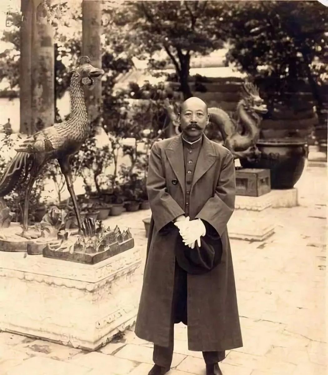 1919年，军阀曹锟创办河北大学，他说：“俺一个推车卖布的老粗，什么都不懂，大学