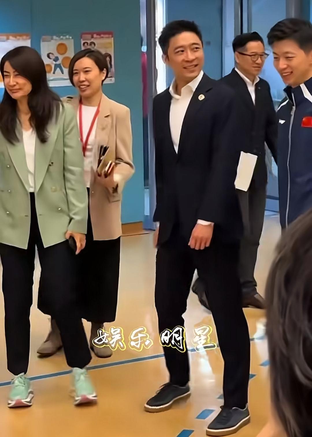 霍启刚跟马龙同框了。霍家二少爷霍启山也是很圈粉的一个人，活动现场，文质彬彬，谦逊