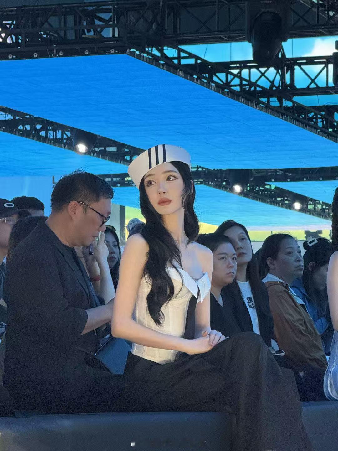 这居然是易梦玲易梦玲这组水手服写真直接焊在我审美点上！贝雷帽一戴，睫毛一翘，纯欲