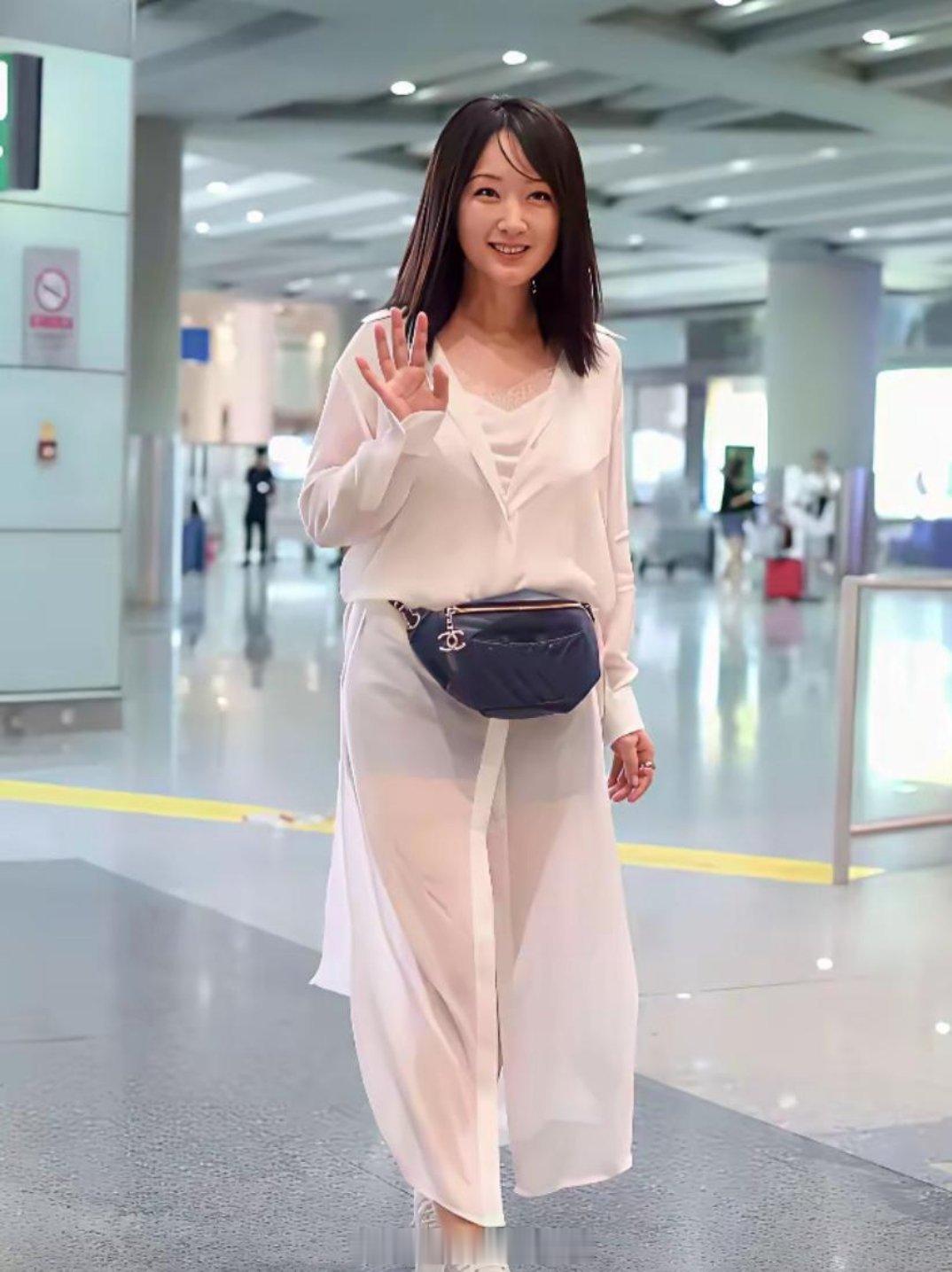杨钰莹这身穿搭，实在是一言难尽啊！我一眼看过去还以为穿了件一次性雨披，那个腰包又