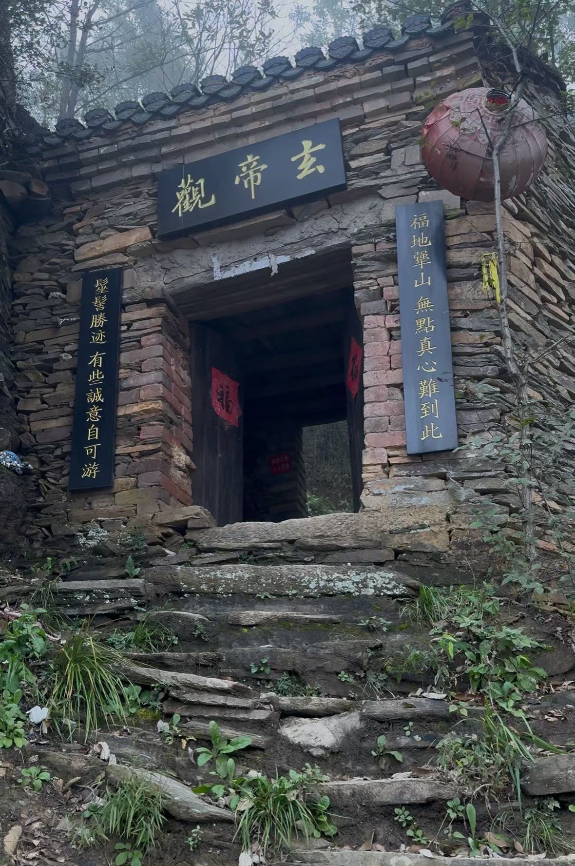 在香客如织的武当山，髽髻山是一座特殊的山峰——七十二峰中，唯它不朝金顶，故又名“