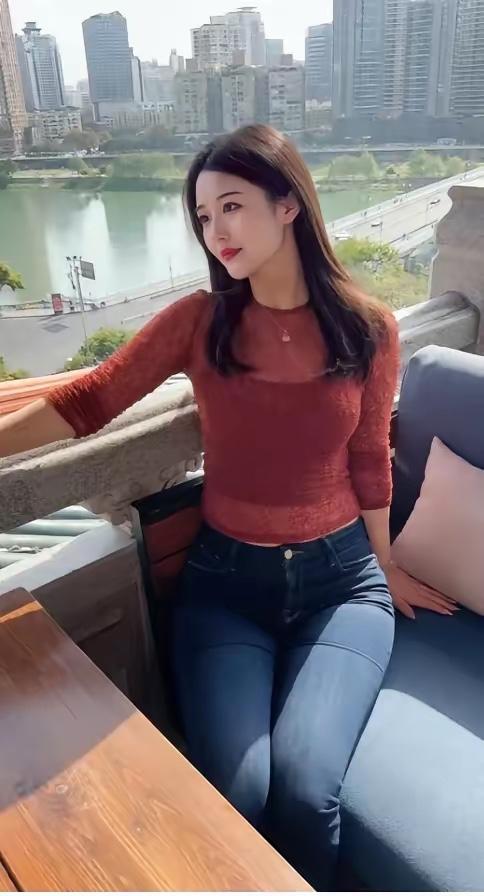 都市女孩享受阳光的悠闲时光🌞