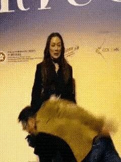 很明显，任达华这一摔，挣回了体面。他在台上脚下一滑人就倒了，可他顺势就定住