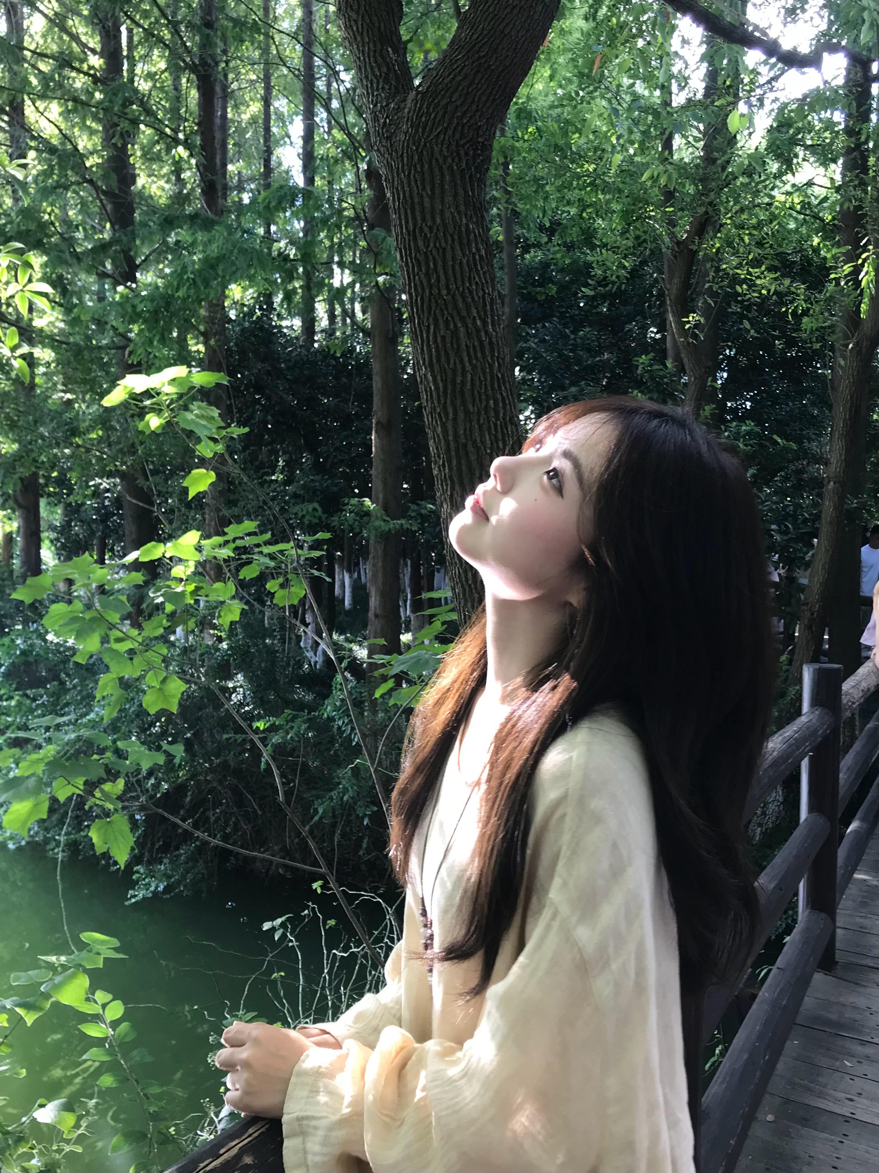 临时决定的乌镇半日游那天没有特别热还吹了一些风和朋友一起从阳光明媚的时候待到傍