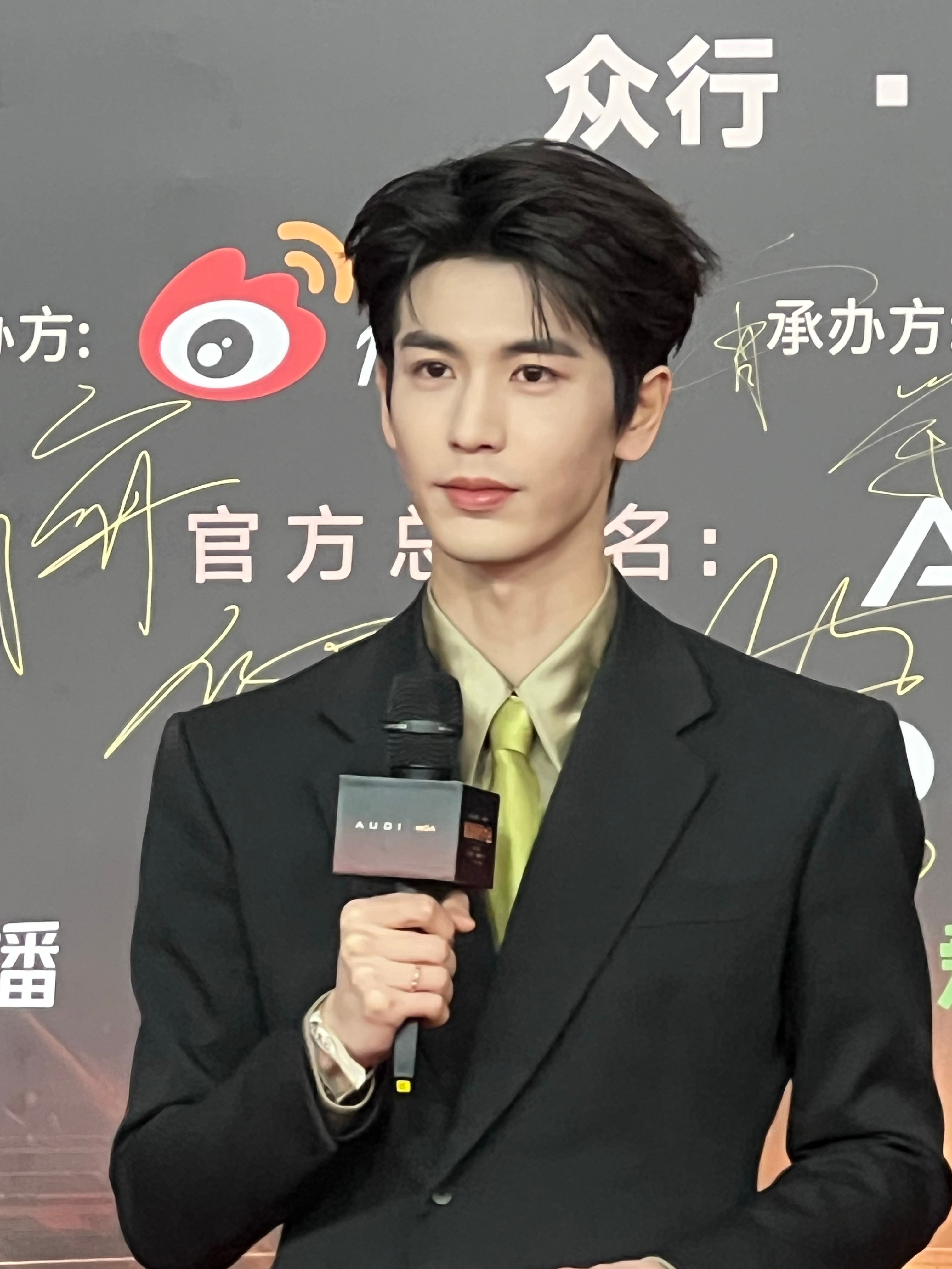 来点凌赫生图！！！！啊啊啊啊啊帅死了张凌赫红毯生图的神张凌赫微博视界大会红毯生