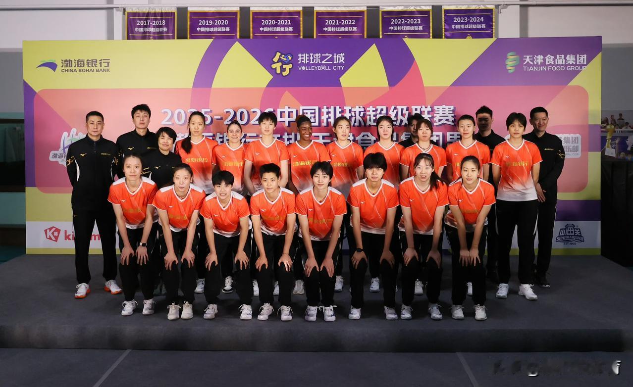 天津女排可以尝试42配备战术。陈博雅退役、王艺竹和刘美君养伤，天津女排接应位置非