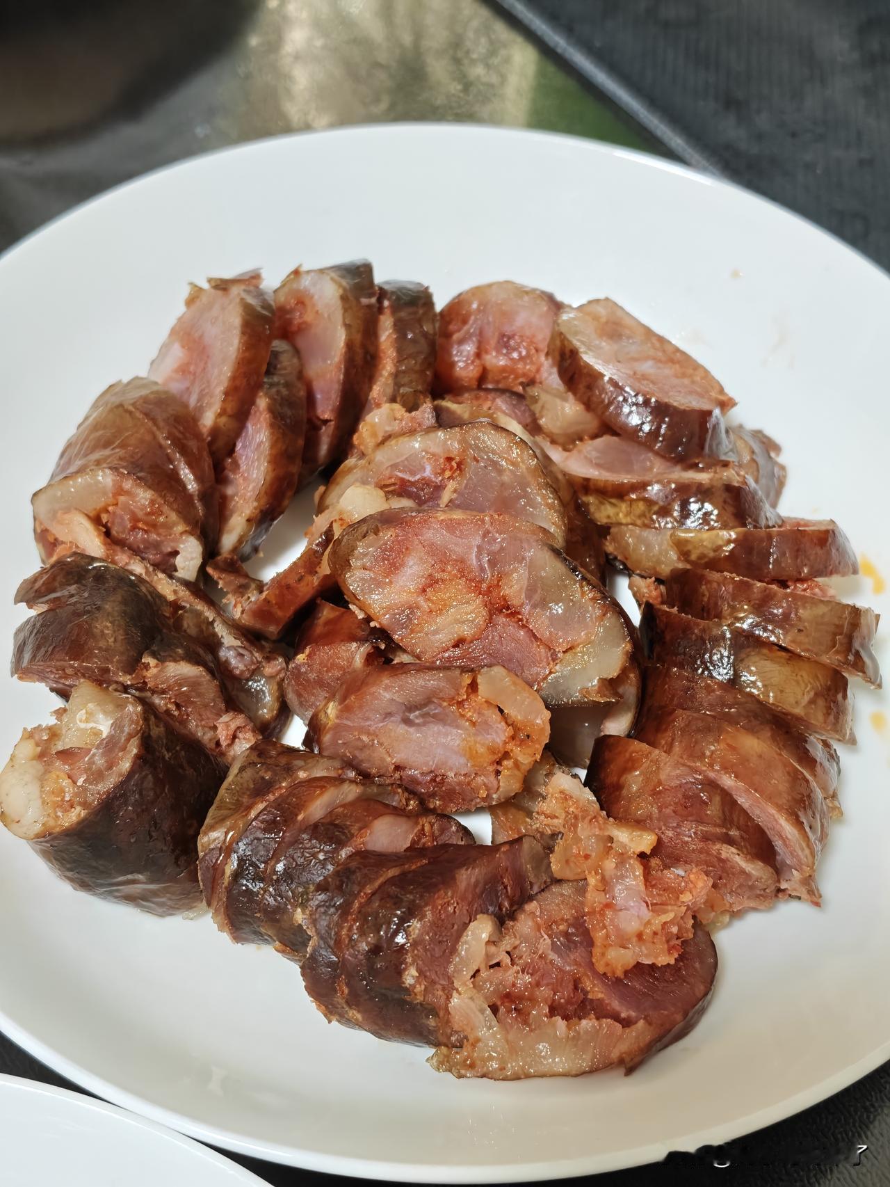 老铁们都吃晚饭了吧？没吃的可以来一起吃点，今天煮了一个腊香肠、木耳炒鸡蛋、清炒丝