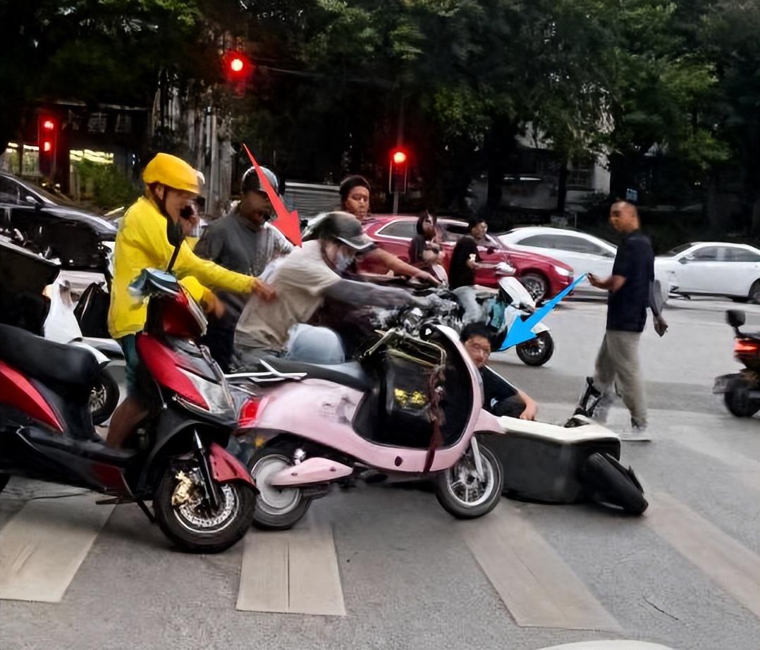 广西，一男孩骑车时和外卖员差点发生剐蹭，两人因此发生争执，骑手不愿过多纠缠，就骑