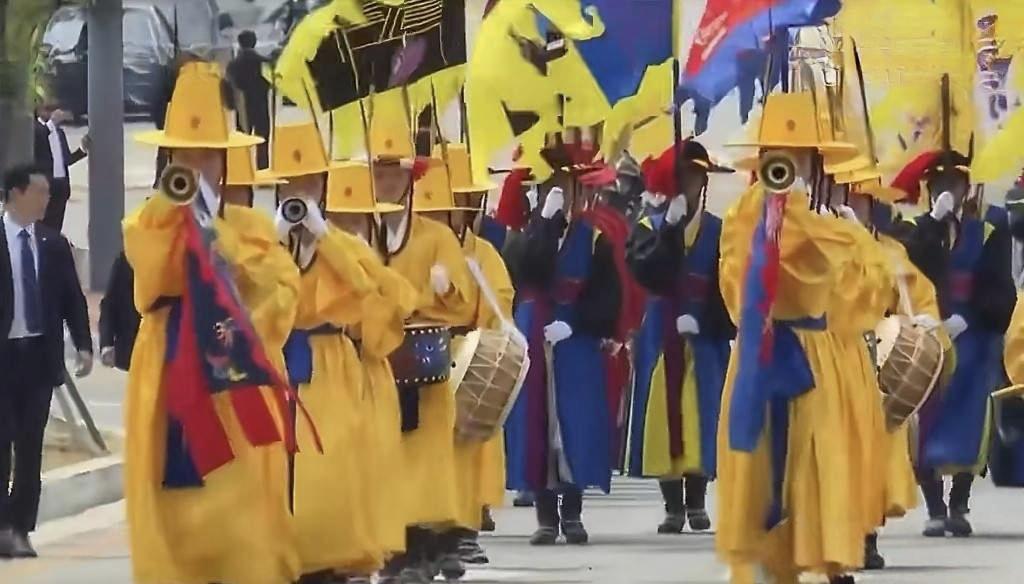 5月19日，韩国庆尚北道安东市的街头上演了一出极具戏剧性的外交场面。 韩国总