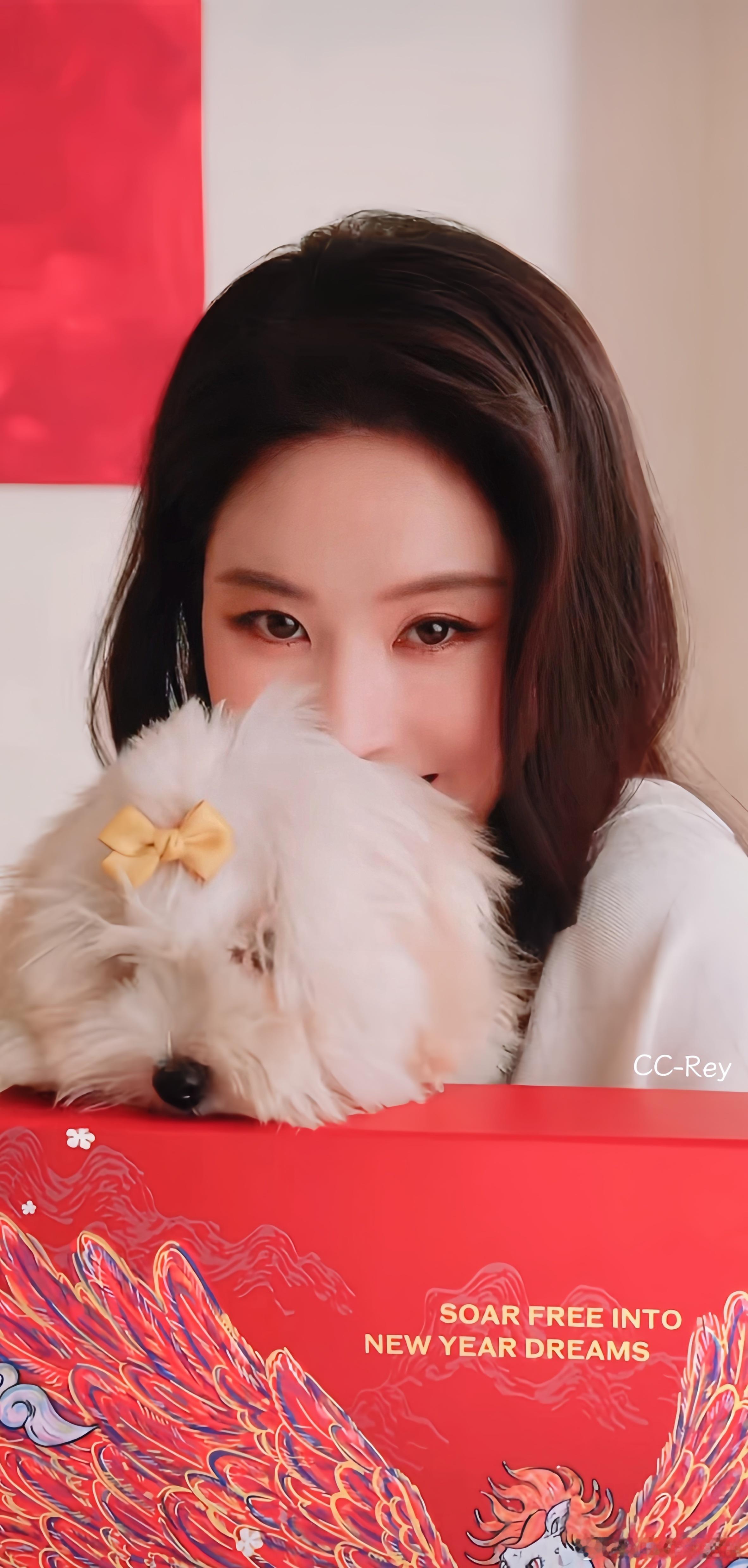 新年氛围感拉满！刘亦菲的简约穿搭与温馨场景，简直美到犯规，你被惊艳到了吗？穿搭上