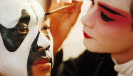 2010年，张丰毅透露：“在拍摄《霸王别姬》时，大家都躲着张国荣，觉得很丢人因为