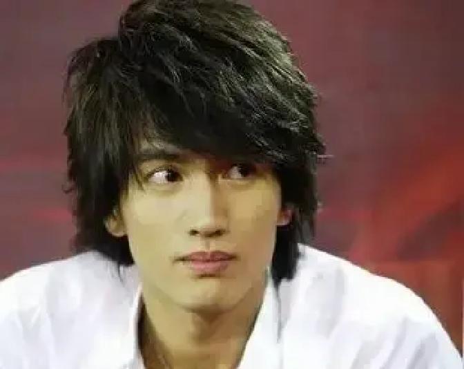 20年后，F4重聚的谈判桌下，藏着一张财务报表。言承旭刚签下《披荆斩棘》，吴建