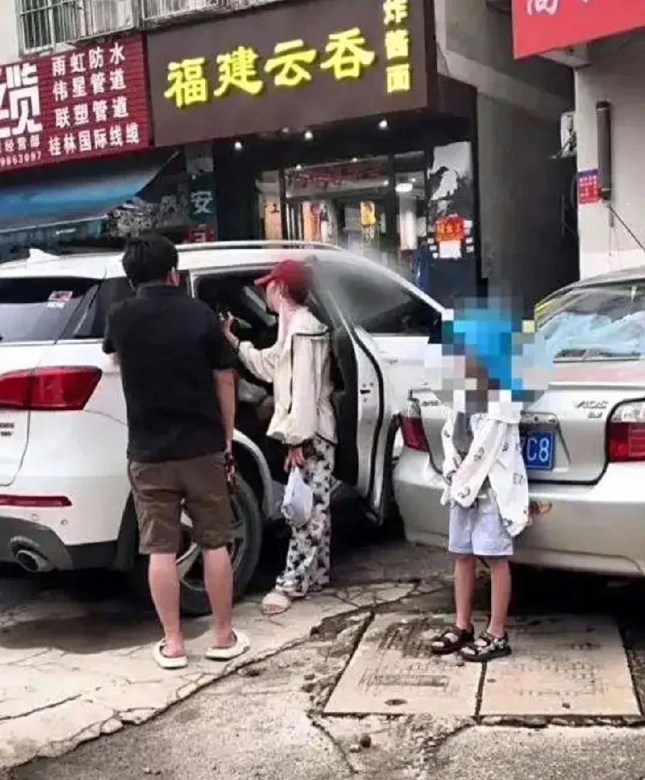 南宁捉奸现场——买菜的原配，手撕坐车的小三，而旁边站着的，是不知所措的儿子！恩