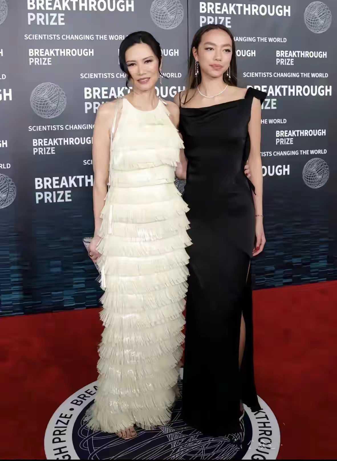 两个女儿真的很会长，只像了默多克的大脑门但是身材像妈妈