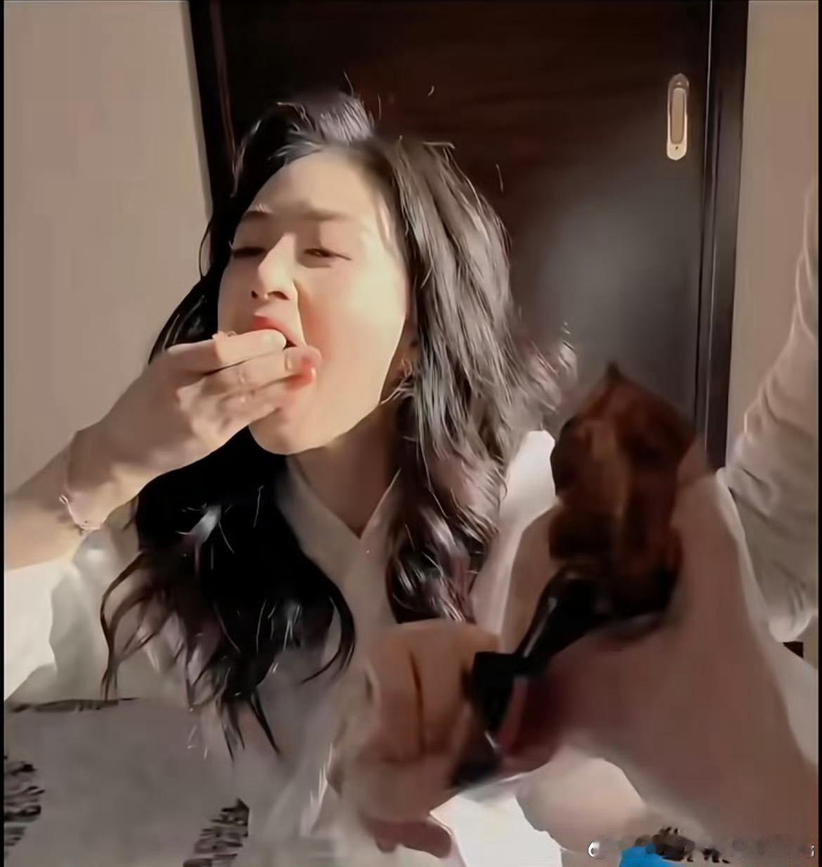 蒋欣被经纪人放生了蒋欣每天大战经纪人三百回合只为她的胃实在不行让蒋欣去干吃播吧，