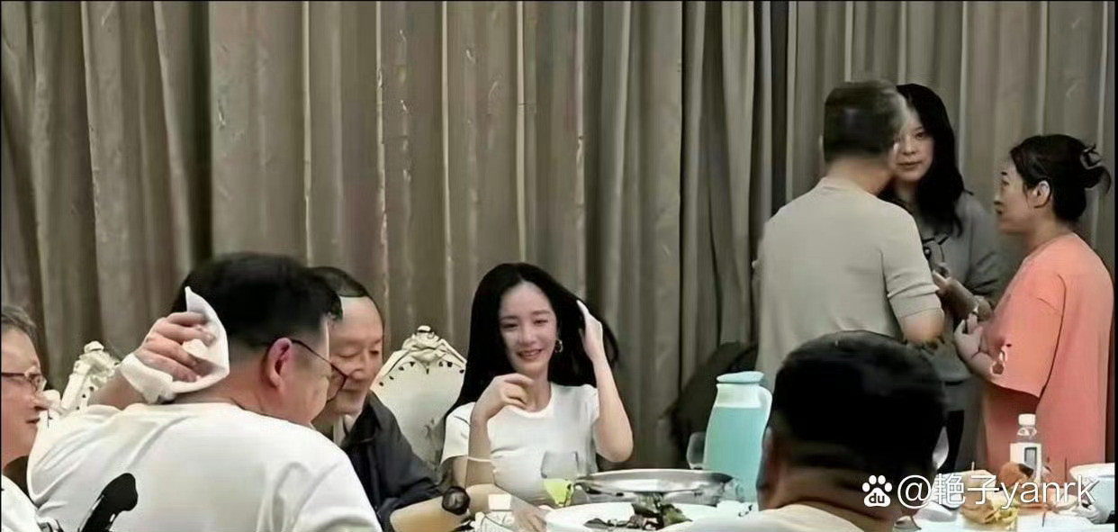 原来明星私下里的饭局是素颜