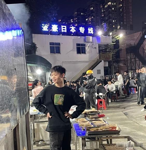 合法≠合人心，烤鸡少年踩中的是“信任雷”！“肉宝王”合规，但为什么大家不买账