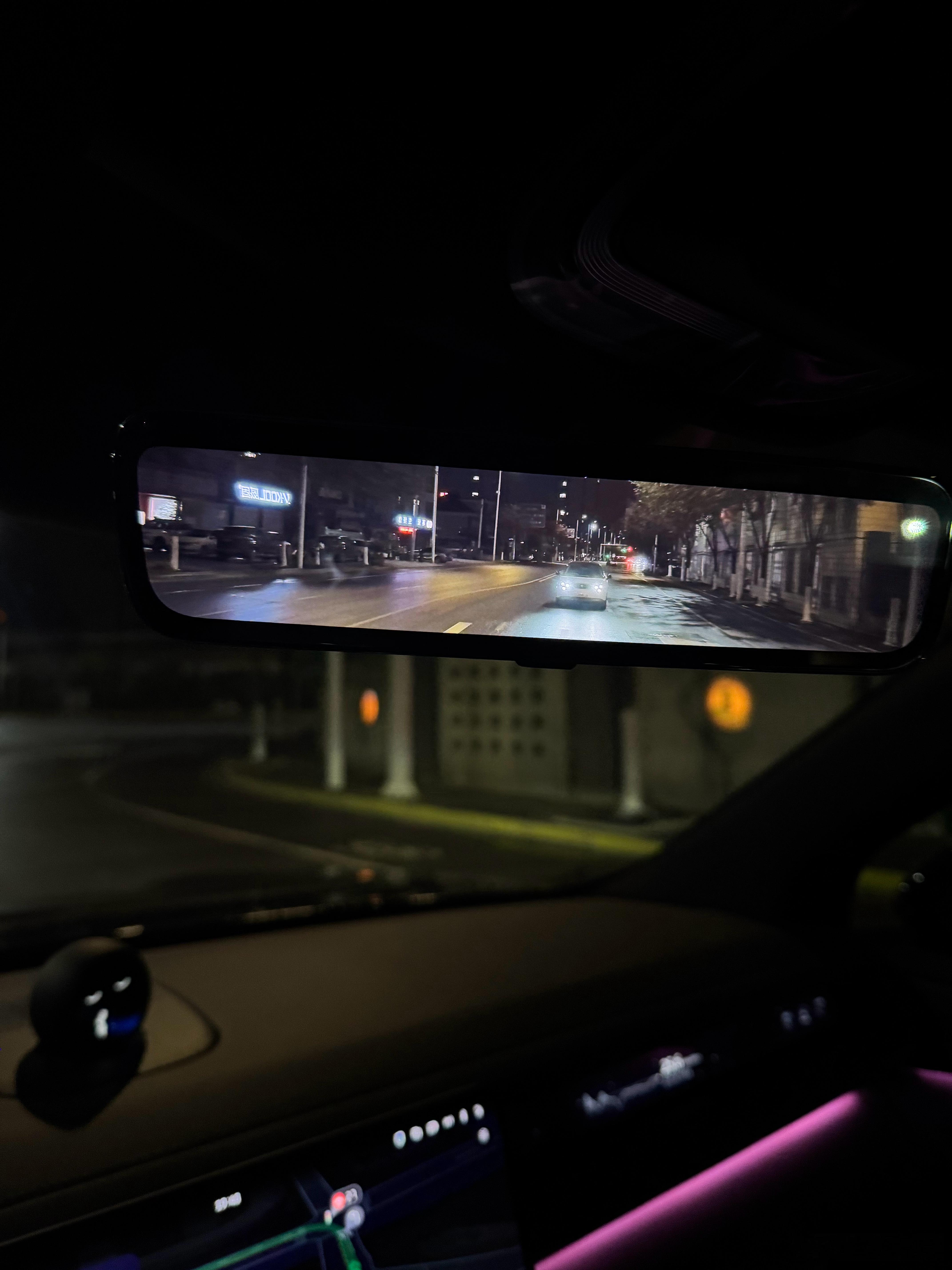 夜间行车看着蔚来神玑安全影像流媒体后视镜实在是一种享受，画质真的好，蔚来ai的能