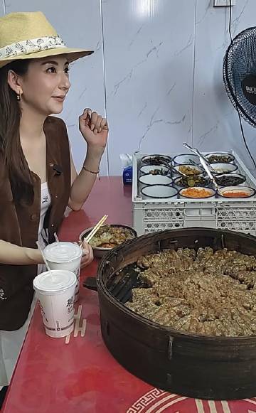 方媛在安徽芜湖的一家小店吃渣肉饭，原相机下她素颜看着很疲惫苍老，但她非...