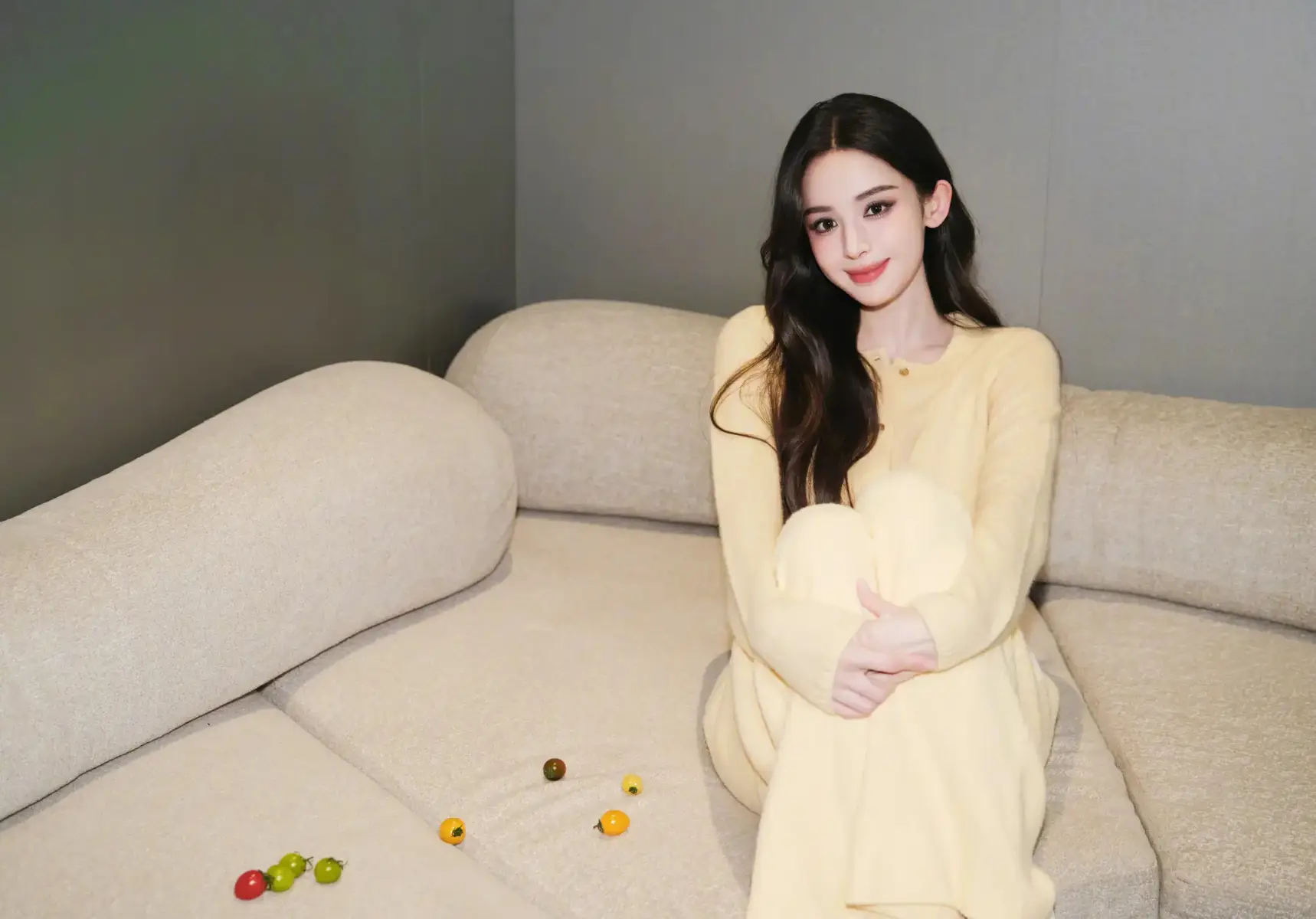 古力娜扎穿嫩黄色套装温柔明媚露纤细腰肢状态似少女