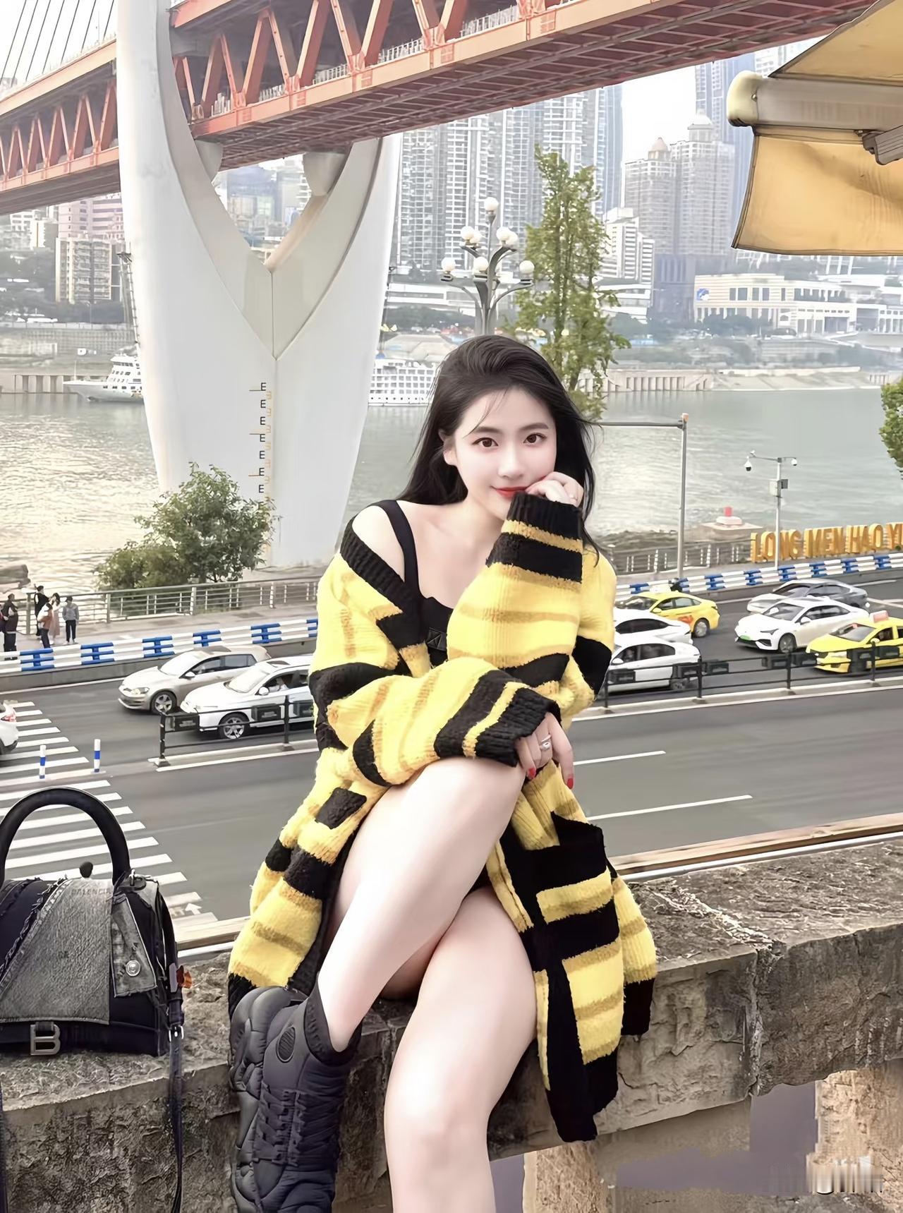 美图欣赏，看图写诗《都市风情》黄黑衫衣映江楼，都市风情尽眼收。桥影横