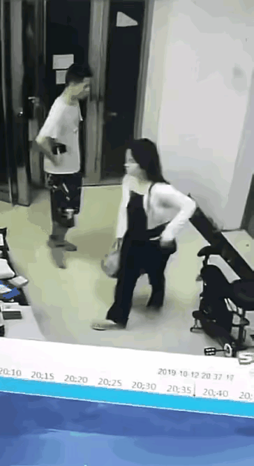 动物发情了就是这个样子，对吗？真的是林子大了什么鸟都有，一名男子居然如此猥琐，